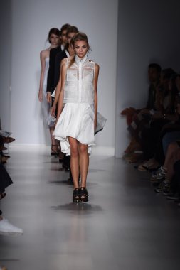 modeller, marissa ile pistin final yürümek sırasında mercedes-benz moda hafta bahar 2015 webb