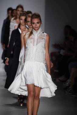 modeller, marissa ile pistin final yürümek sırasında mercedes-benz moda hafta bahar 2015 webb