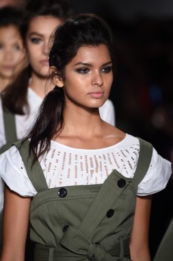 modeller, marissa ile pistin final yürümek sırasında mercedes-benz moda hafta bahar 2015 webb