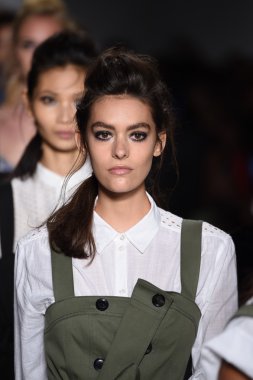 modeller, marissa ile pistin final yürümek sırasında mercedes-benz moda hafta bahar 2015 webb