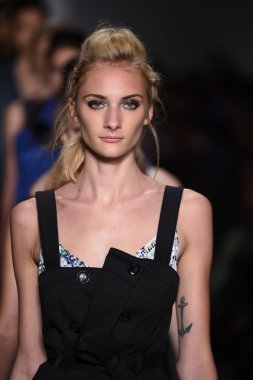 modeller, marissa ile pistin final yürümek sırasında mercedes-benz moda hafta bahar 2015 webb