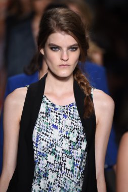 modeller, marissa ile pistin final yürümek sırasında mercedes-benz moda hafta bahar 2015 webb