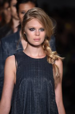 modeller, marissa ile pistin final yürümek sırasında mercedes-benz moda hafta bahar 2015 webb