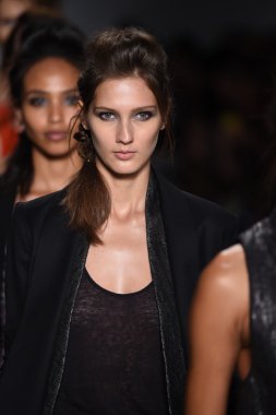 modeller, marissa ile pistin final yürümek sırasında mercedes-benz moda hafta bahar 2015 webb