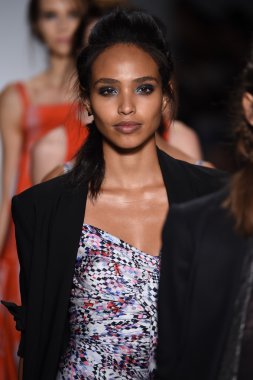 modeller, marissa ile pistin final yürümek sırasında mercedes-benz moda hafta bahar 2015 webb