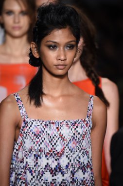 modeller, marissa ile pistin final yürümek sırasında mercedes-benz moda hafta bahar 2015 webb