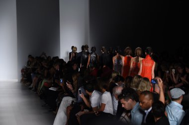modeller, marissa ile pistin final yürümek sırasında mercedes-benz moda hafta bahar 2015 webb
