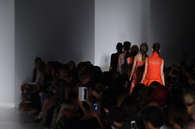 modeller, marissa ile pistin final yürümek sırasında mercedes-benz moda hafta bahar 2015 webb