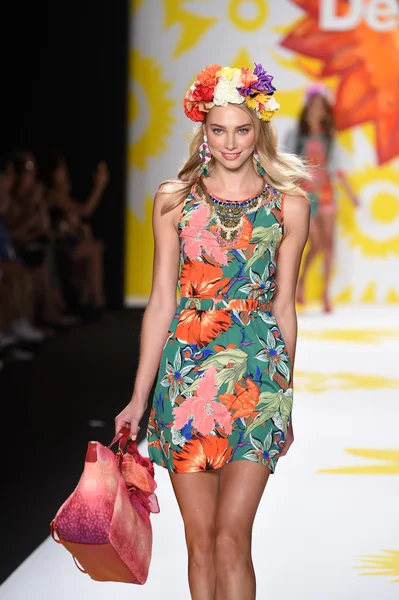 Modelo camina por la pasarela en Desigual durante Mercedes-Benz Fashion Week Primavera 2015 — Foto de Stock