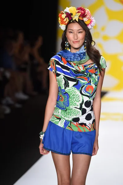 Model läuft bei desigual während mercedes-benz fashion week spring 2015 über den Laufsteg — Stockfoto