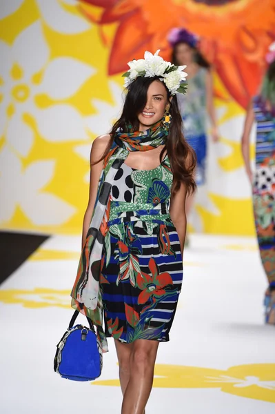 Modell sétál a kifutópálya, a desigual alatt mercedes-benz fashion week tavasz 2015-ig — Stock Fotó