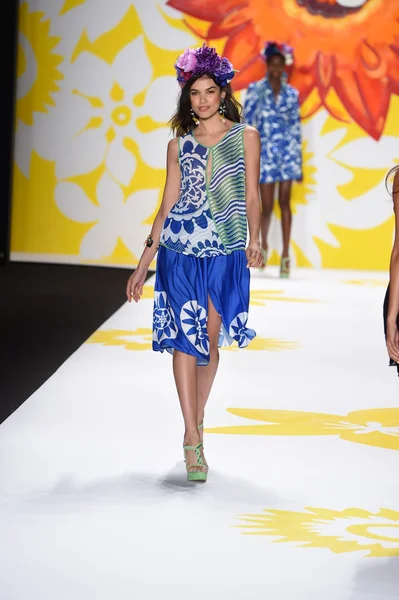 Model läuft bei desigual während mercedes-benz fashion week spring 2015 über den Laufsteg — Stockfoto