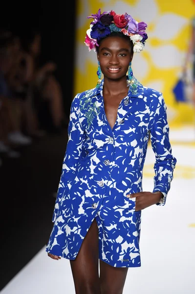 Model leidt de landingsbaan op desigual tijdens mercedes-benz fashion week lente 2015 — Stockfoto