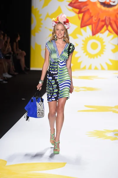 Modelo camina por la pasarela en Desigual durante Mercedes-Benz Fashion Week Primavera 2015 — Foto de Stock