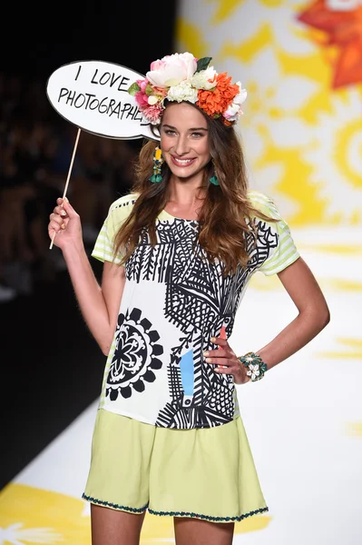 La modella percorre la pista di Desigual durante la Mercedes-Benz Fashion Week Primavera 2015 — Foto Stock