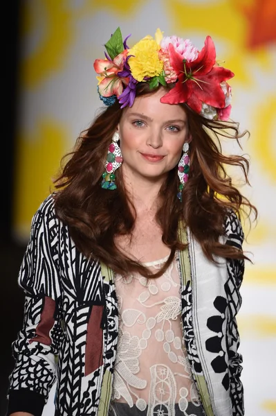 Model leidt de landingsbaan op desigual tijdens mercedes-benz fashion week lente 2015 — Stockfoto