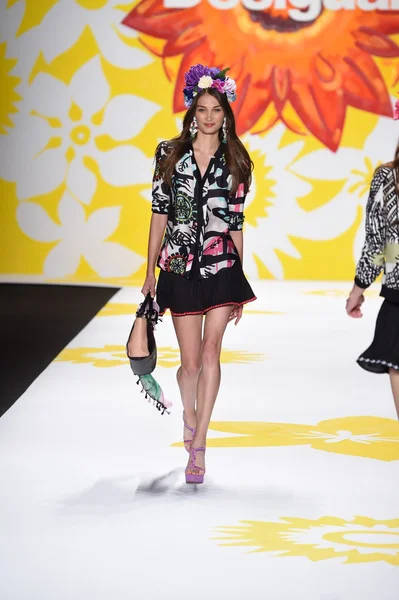 Model läuft bei desigual während mercedes-benz fashion week spring 2015 über den Laufsteg — Stockfoto