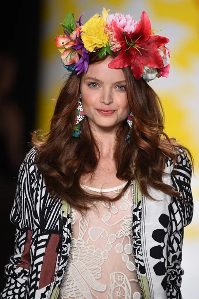 Model läuft bei desigual während mercedes-benz fashion week spring 2015 über den Laufsteg — Stockfoto