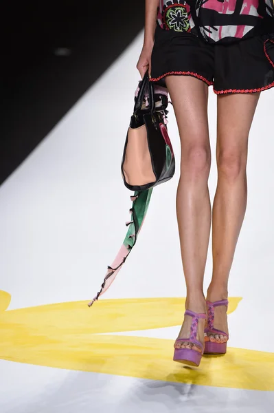 Modelo camina por la pasarela en Desigual durante Mercedes-Benz Fashion Week Primavera 2015 — Foto de Stock