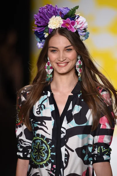 Model walks the runway at Desigual during Mercedes-Benz Fashion Week Spring 2015 — Stock Photo, Image