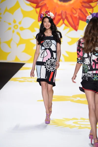 Model spacery pasa startowego desigual podczas mercedes-benz fashion week wiosna 2015 — Zdjęcie stockowe