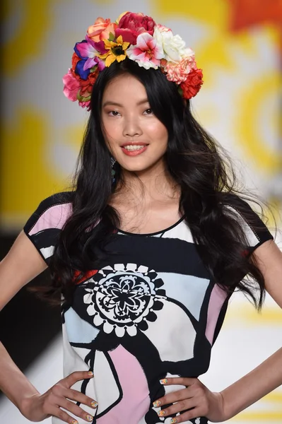 Model spacery pasa startowego desigual podczas mercedes-benz fashion week wiosna 2015 — Zdjęcie stockowe