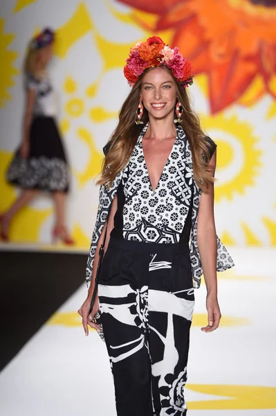 モデルは、メルセデス ・ ベンツ ファッション週間春 2015年中に desigual の滑走路を歩く — ストック写真