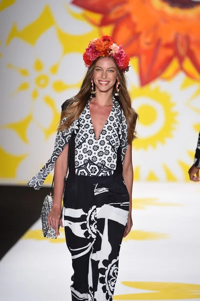 Модель гуляет по подиуму в Desigual во время Mercedes-Benz Fashion Week Spring 2015 — стоковое фото