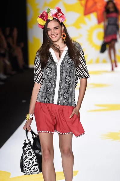 Model walks the runway at Desigual during Mercedes-Benz Fashion Week Spring 2015 — Stock Photo, Image
