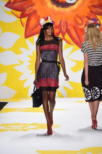 Modelo camina por la pasarela en Desigual durante Mercedes-Benz Fashion Week Primavera 2015 —  Fotos de Stock