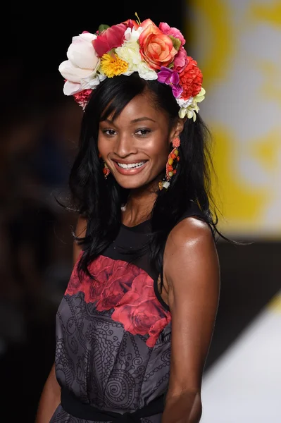 Model leidt de landingsbaan op desigual tijdens mercedes-benz fashion week lente 2015 — Stockfoto