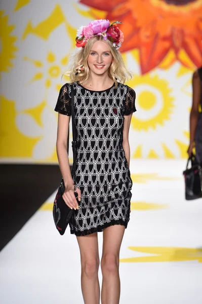 Modelo camina por la pasarela en Desigual durante Mercedes-Benz Fashion Week Primavera 2015 — Foto de Stock