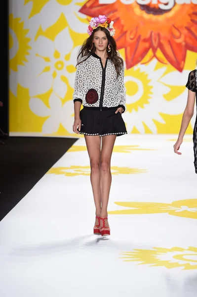 Model läuft bei desigual während mercedes-benz fashion week spring 2015 über den Laufsteg — Stockfoto