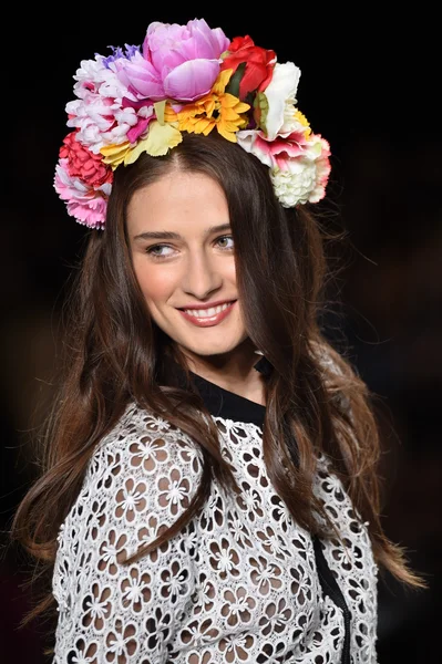 Modelo caminha na pista de Desigual durante Mercedes-Benz Fashion Week Spring 2015 — Fotografia de Stock