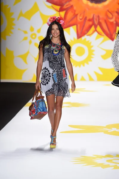 Adriana lima leidt de landingsbaan op desigual tijdens mercedes-benz fashion week lente 2015 — Stockfoto