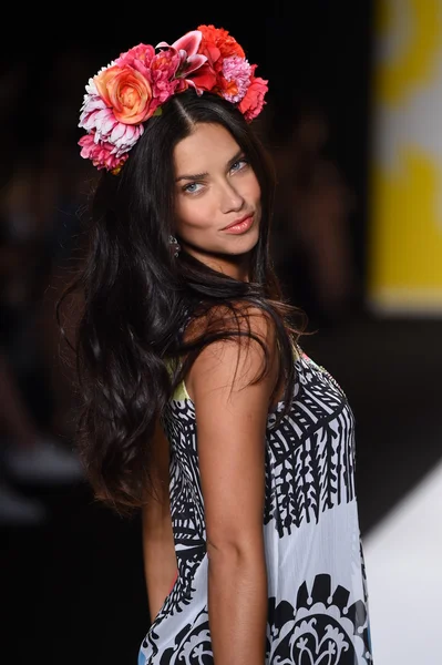 Adriana Lima caminha na pista do Desigual durante a Mercedes-Benz Fashion Week Spring 2015 — Fotografia de Stock