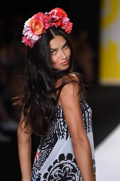 Adriana lima chodí dráha v desigual v mercedes-benz fashion week jaro 2015 — Stock fotografie