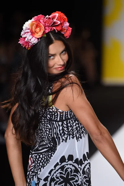 Adriana lima leidt de landingsbaan op desigual tijdens mercedes-benz fashion week lente 2015 — Stockfoto