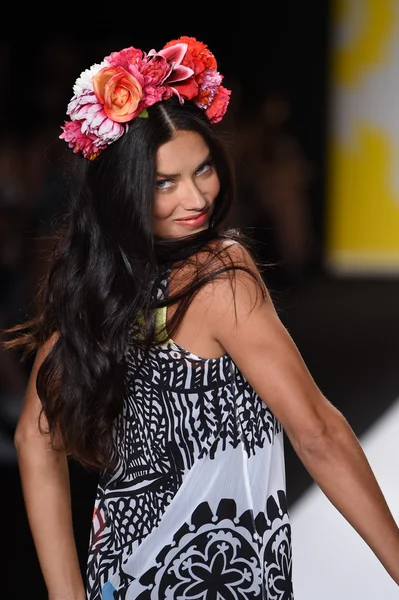 Adriana Lima camina por la pasarela de Desigual durante la Semana de la Moda Mercedes-Benz Primavera 2015 —  Fotos de Stock