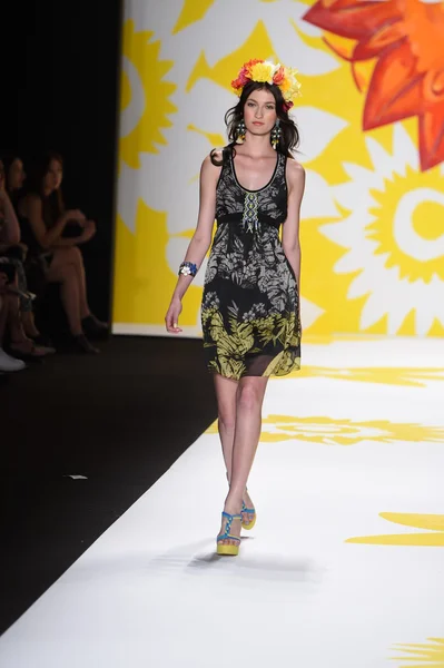 Modelo caminha na pista de Desigual durante Mercedes-Benz Fashion Week Spring 2015 — Fotografia de Stock