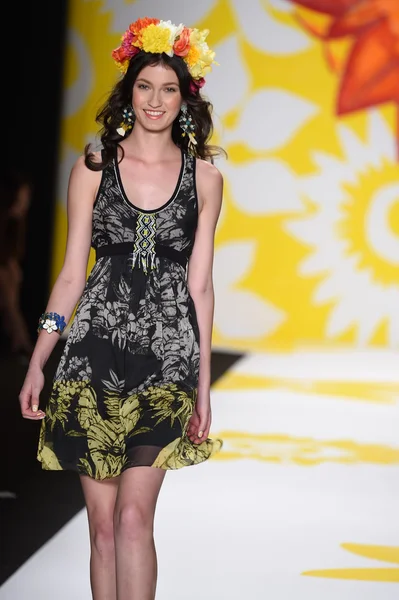 Modell går på rullebanen på Desigual under Mercedes-Benz Fashion Week Spring 2015 – stockfoto