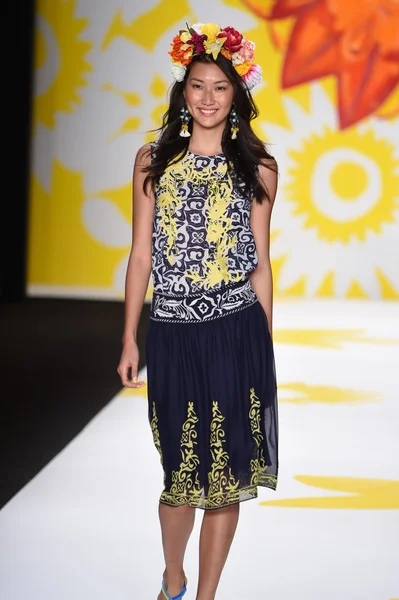 Model walks the runway at Desigual during Mercedes-Benz Fashion Week Spring 2015 — Stock Photo, Image