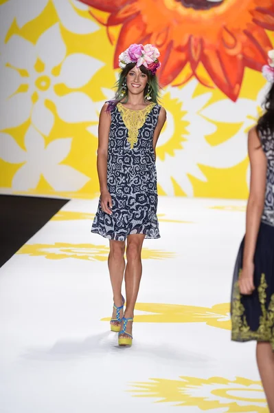 Model läuft bei desigual während mercedes-benz fashion week spring 2015 über den Laufsteg — Stockfoto