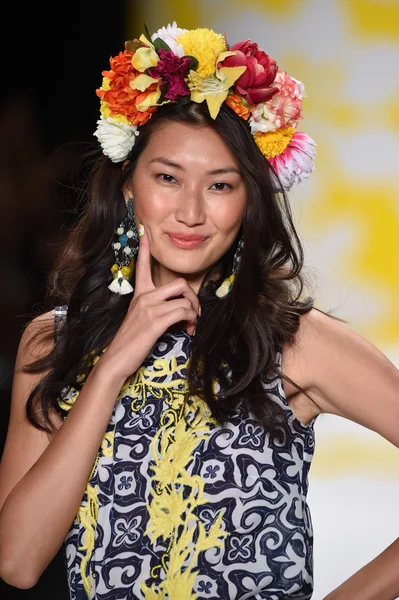 Model walks the runway at Desigual during Mercedes-Benz Fashion Week Spring 2015 — Stock Photo, Image