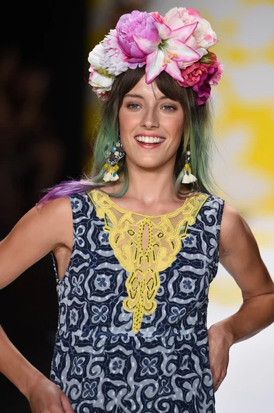 Modelo caminha na pista de Desigual durante Mercedes-Benz Fashion Week Spring 2015 — Fotografia de Stock