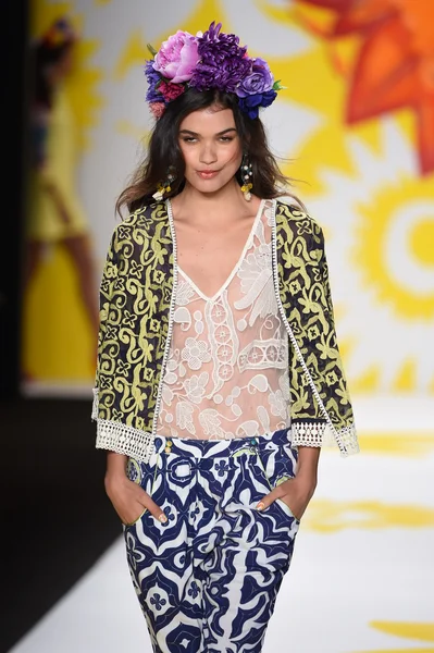 Модель гуляет по подиуму в Desigual во время Mercedes-Benz Fashion Week Spring 2015 — стоковое фото