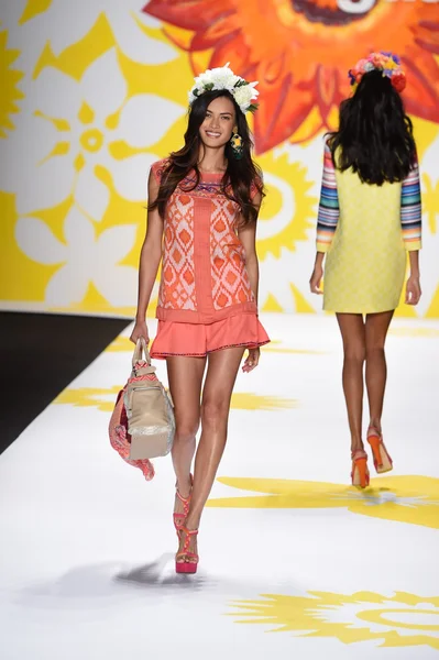 Model leidt de landingsbaan op desigual tijdens mercedes-benz fashion week lente 2015 — Stockfoto