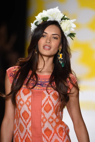 Model läuft bei desigual während mercedes-benz fashion week spring 2015 über den Laufsteg — Stockfoto