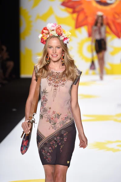 Modelo camina por la pasarela en Desigual durante Mercedes-Benz Fashion Week Primavera 2015 — Foto de Stock