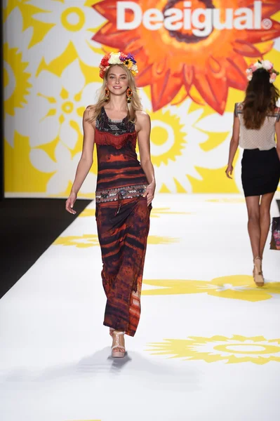 Modelo caminha na pista de Desigual durante Mercedes-Benz Fashion Week Spring 2015 — Fotografia de Stock